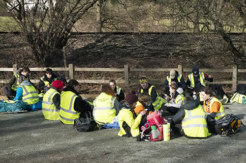 Teams rest at checkpoint